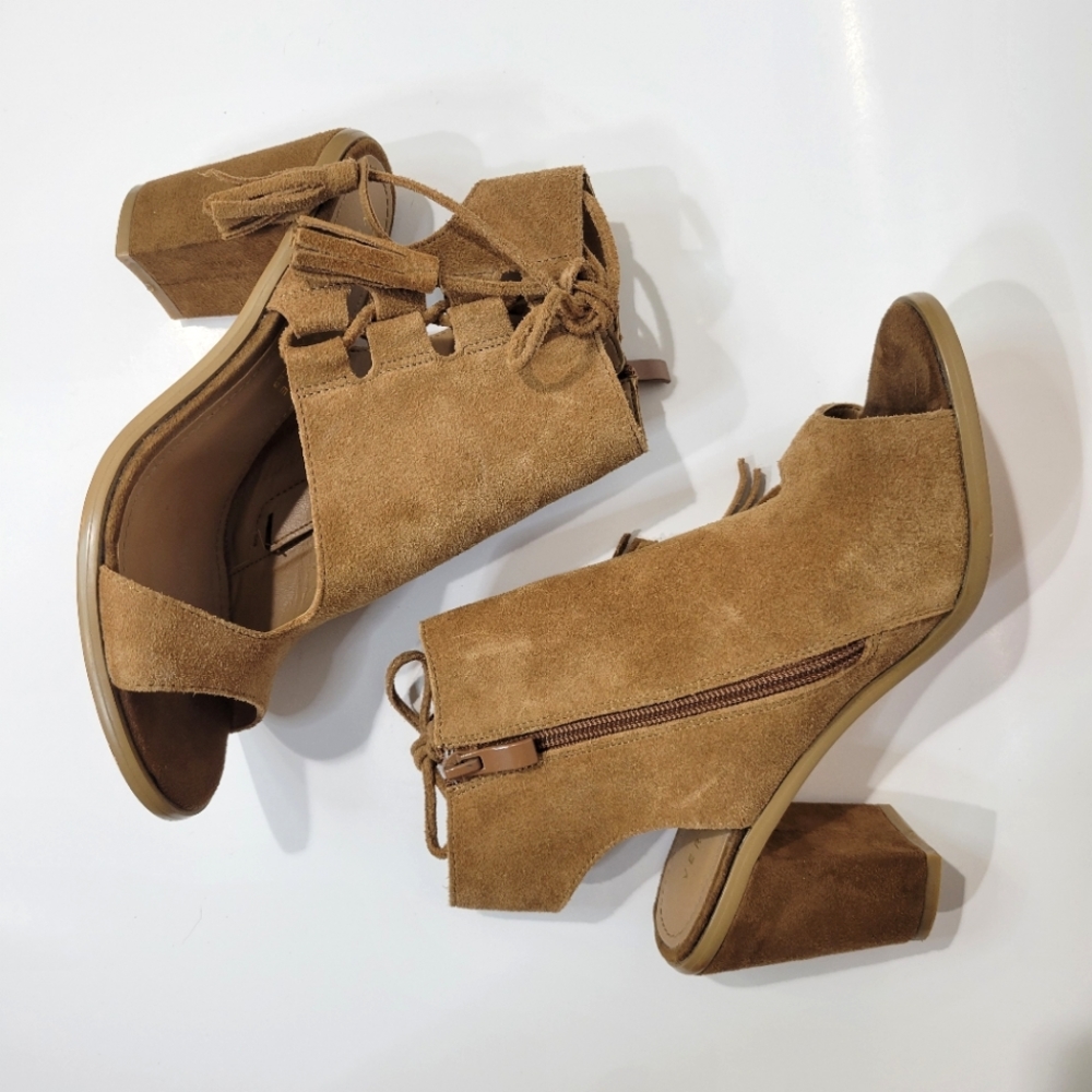 Very Volatile Size 7 Chunky Heels Tassel Lace Up Shoes Camel Color